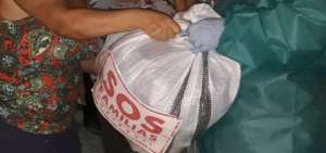 Moradores de 2 parroquias de Guayaquil reciben kits de alimentos