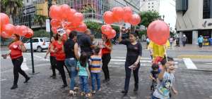 Empresas y franquicias aprovecharon el d&iacute;a de la celebraci&oacute;n para, a trav&eacute;s de peque&ntilde;os regalos a los transe&uacute;ntes, dar a conocer sus servicios y productos.
