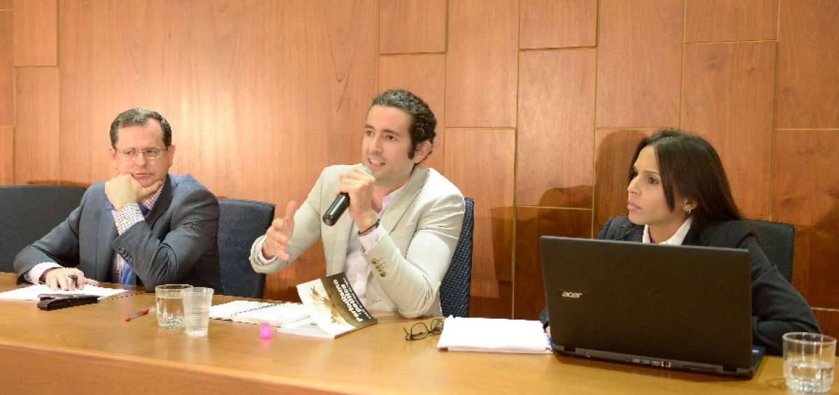 Carlos Rabascall (izquierda), realiz&oacute; la presentaci&oacute;n de la investigaci&oacute;n junto a los autores, Fernando Casado y Rebeca S&aacute;nchez. 