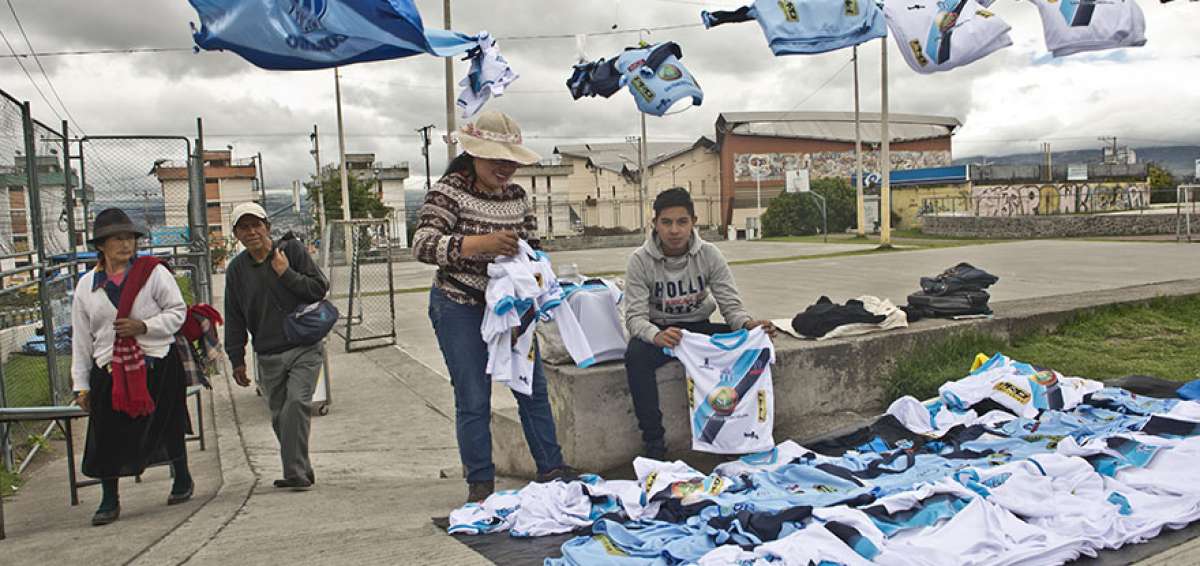 Los vendedores de camisetas se ubicaron desde temprano afuera del estadio Bellavista, donde ayer Macar&aacute; enfrent&oacute; al Deportivo T&aacute;chira.  
