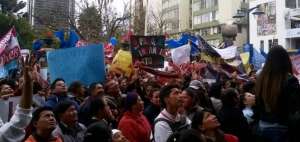 Los presentes portaban carteles con leyendas como 'Revocatoria del mandato ya', 'Devuelvan el excedente de los impuestos' y 'Multas... son las obras del alcalde'.