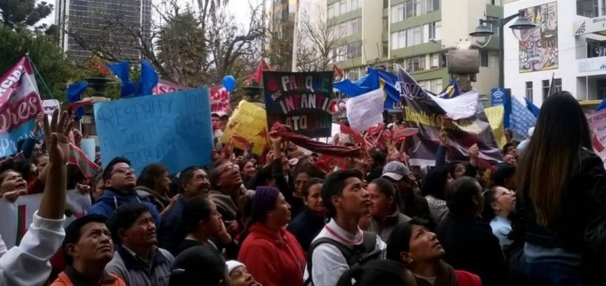 Los presentes portaban carteles con leyendas como 'Revocatoria del mandato ya', 'Devuelvan el excedente de los impuestos' y 'Multas... son las obras del alcalde'.