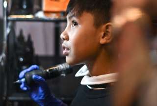 Tailandia: Joven tatuador de 9 años sorprende con su talento