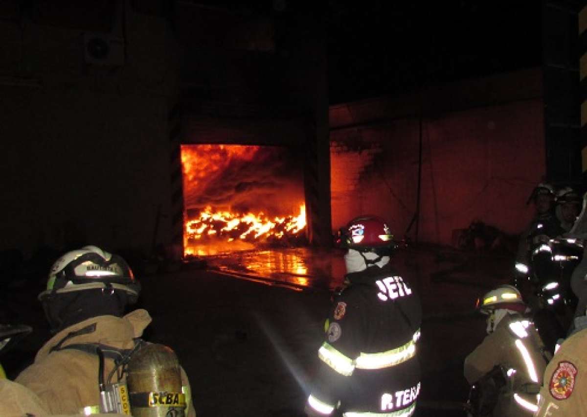 400 bomberos trabajaron para sofocar las llamas. Foto: Juan Carlos Holgu&iacute;n