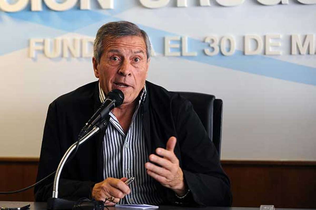&Oacute;scar Tab&aacute;rez conf&iacute;a en que Su&aacute;rez mostrar&aacute; un buen nivel en los amistosos de la selecci&oacute;n uruguaya. Foto: AFP