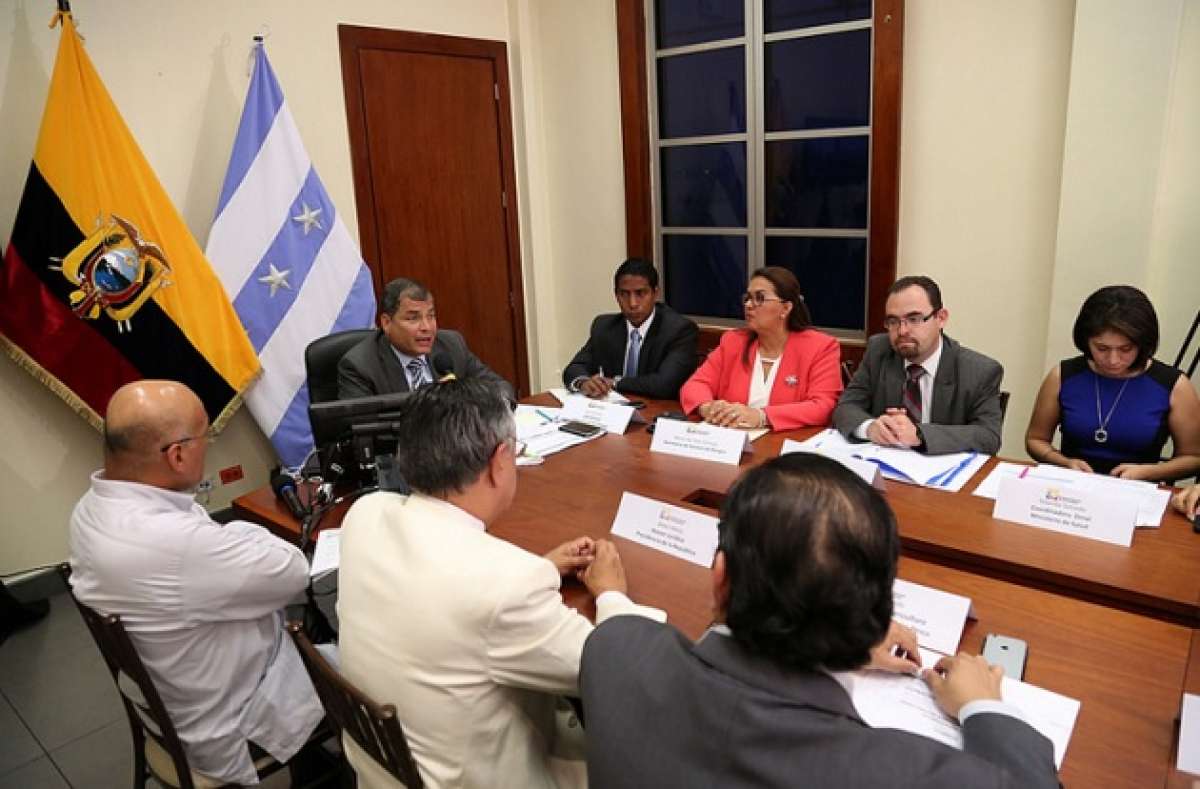 El mandatario Rafael Correa durante un conversatorio con la prensa en Guayaquil. Foto: Presidencia 
