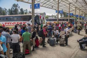 Una fuerte afluencia de usuarios se registr&oacute; la ma&ntilde;ana de hoy, en la terminal de Carcel&eacute;n. Foto:Fernando Sandoval