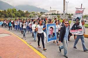 Todos los mi&eacute;rcoles los familiares de los desaparecidos realizan un plant&oacute;n en la Fiscal&iacute;a.  Foto: Andr&eacute;s Darquea  | El Tel&eacute;grafo