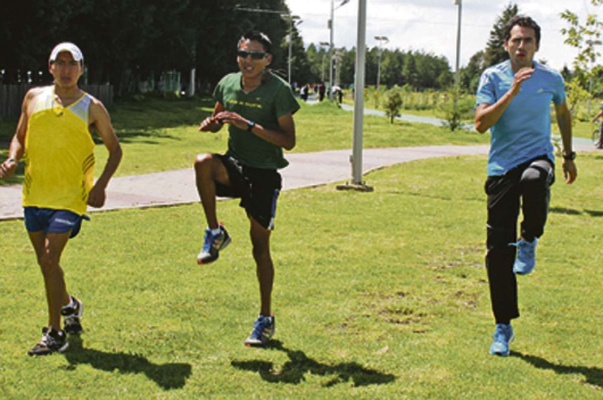 De izquierda a derecha, Leonardo Tenepaguay, Miguel Almachi y Byron Piedra realizan un calentamiento en el complejo Juan Fern&aacute;ndez Albarr&oacute;n, en Toluca. Foto: Alejandro Flores Mata, para El Tel&eacute;grafo