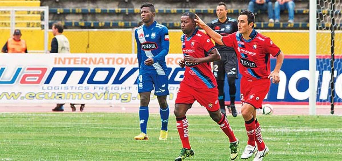 Pablo Palacios (der.) felicita a &Eacute;dison M&eacute;ndez, luego de la ejecuci&oacute;n del tiro penal con el que empat&oacute; a Emelec. Fernando Sandoval / El Tel&eacute;grafo