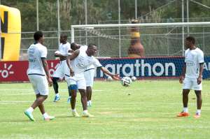 Armando Wila (centro) recibe el bal&oacute;n durante una pr&aacute;ctica de la selecci&oacute;n nacional. Foto: John Guevara│El Tel&eacute;grafo