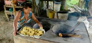 Las tortillas de ma&iacute;z en hornos de barro son parte de esa comida t&iacute;pica. Los turistas no se van sin probarlas.