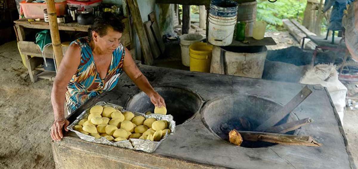 Las tortillas de ma&iacute;z en hornos de barro son parte de esa comida t&iacute;pica. Los turistas no se van sin probarlas.
