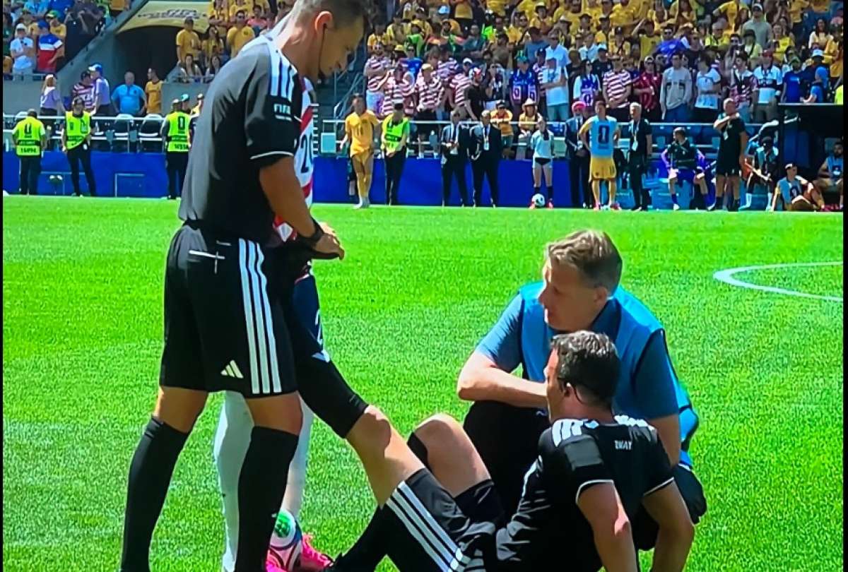 Mientras Estados Unidos aseguraba su clasificaci&oacute;n a la siguiente ronda con una victoria por 2-0, el percance f&iacute;sico del juez se rob&oacute; la atenci&oacute;n de los aficionados y r&aacute;pidamente se volvi&oacute; viral en redes sociales.