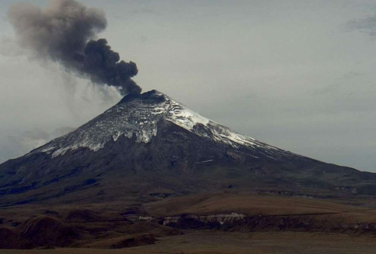 Volcán Cotopaxi emite columna de ceniza de 1 km