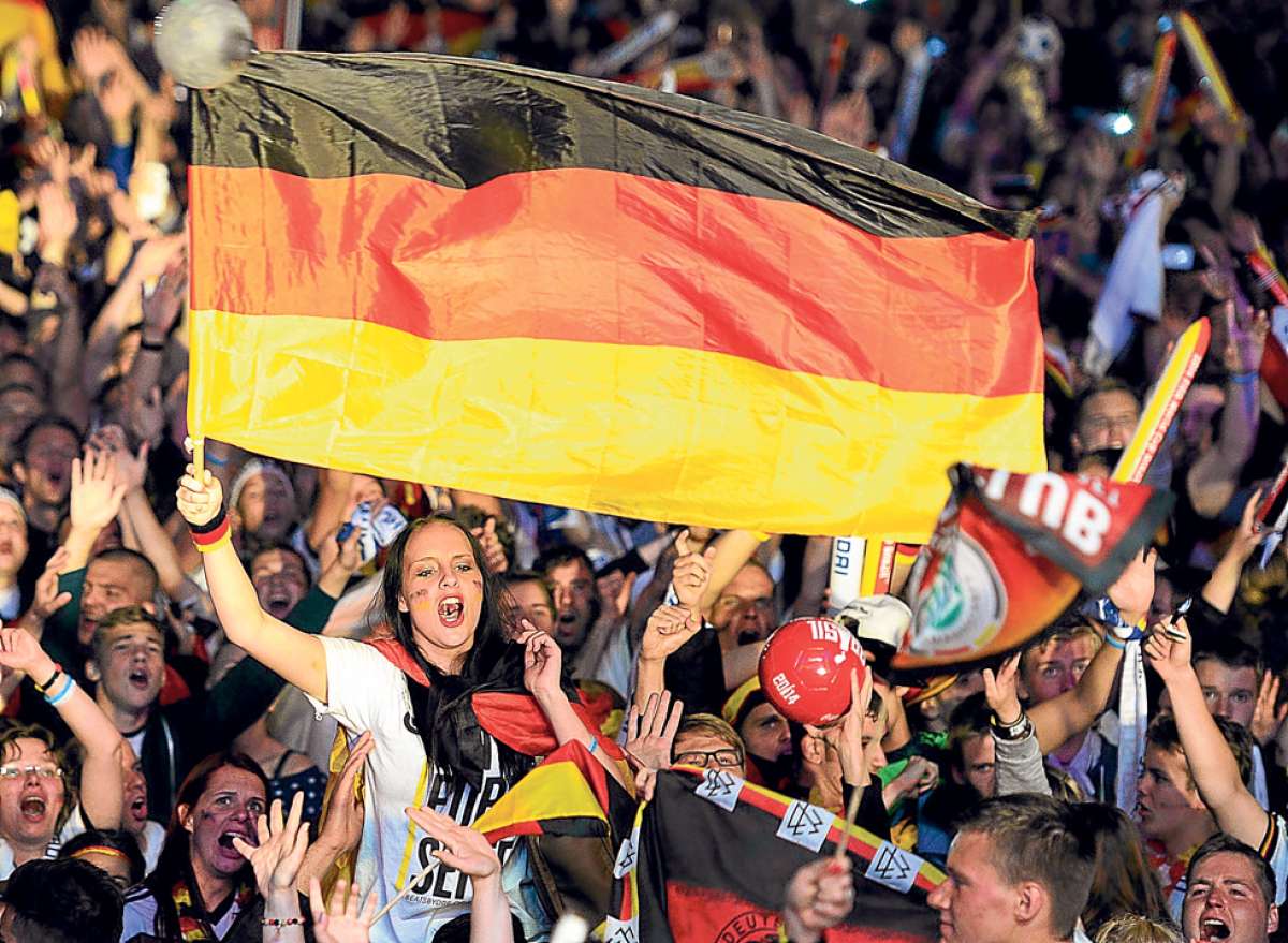 Miles de alemanes se reunieron la noche del domingo pasado para observar la final del Mundial en una pantalla gigante en la Puerta de Brandeburgo. Foto: AFP.