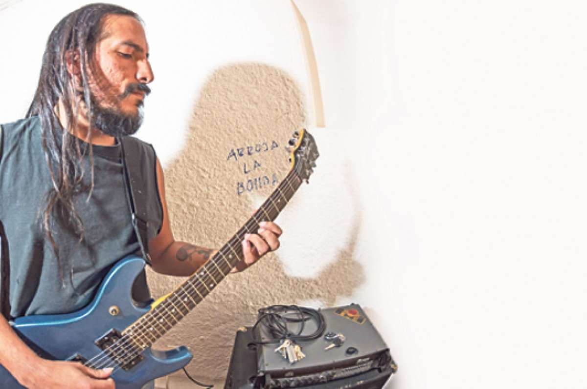 Fabi&aacute;n Albornoz va de la cumbia hasta el rock (Video)