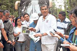 El presidente Rafael Correa estuvo el jueves en el parque Yasun&iacute;, donde inspeccion&oacute; el acceso ecol&oacute;gico y los trabajos de exploraci&oacute;n. Foto: Cortes&iacute;a / Presidencia de la Rep&uacute;blica 