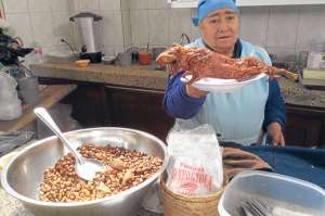 Al mercado de comidas La Estaci&oacute;n, los comensales arriban todos los d&iacute;as. Est&aacute; al costado de la carretera. Foto: Jos&eacute; Miguel Castillo/ El Tel&eacute;grafo