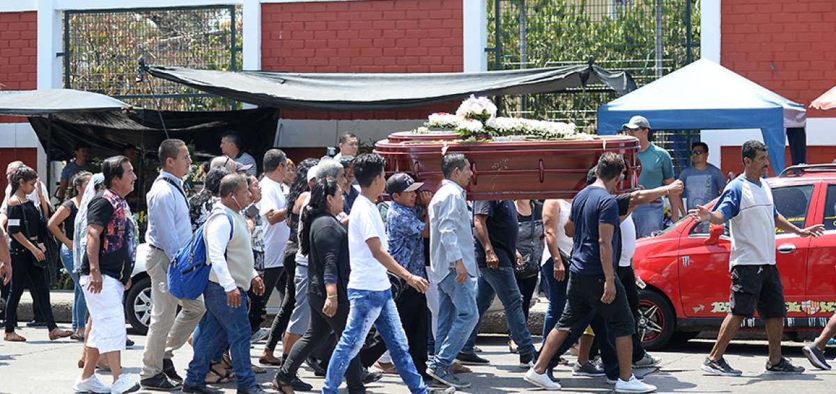 El cuerpo de Adriana, de 17 a&ntilde;os, fue sepultado al mediod&iacute;a de ayer en el cementerio &Aacute;ngel Mar&iacute;a Canals, en el suroeste de Guayaquil. 