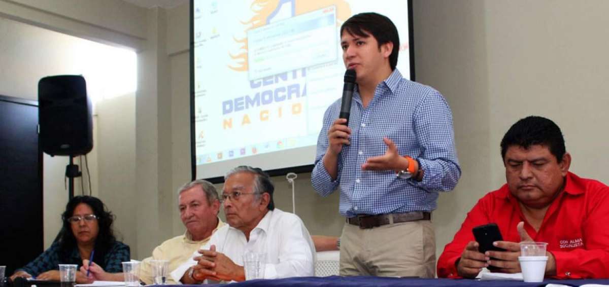 Jorge V&eacute;lez, director provincial de Centro Democr&aacute;tico, dio la bienvenida a los miembros del frente, en su sede en Guayaquil.