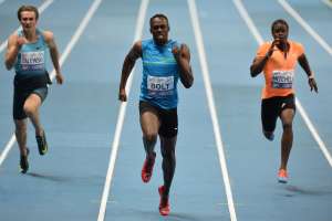 Usain Bolt (c.) est&aacute; regresando de a poco a la actividad tras 8 meses lejos de las pistas. Foto: AFP