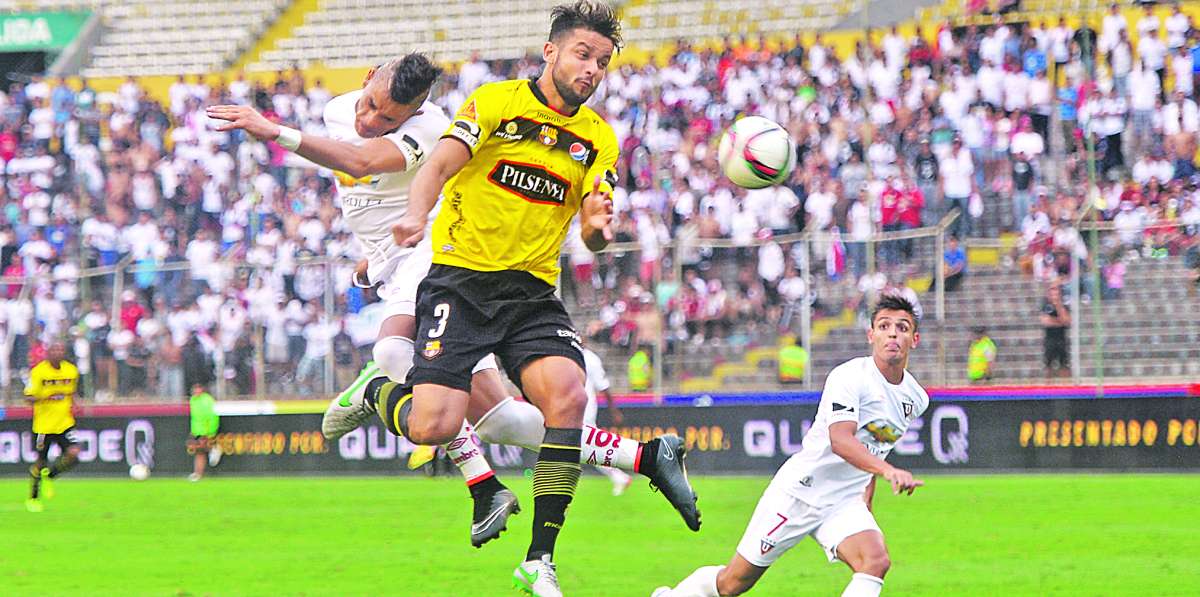 El defensa Gabriel M&aacute;rquez, de Barcelona, disputa la pelota con Jonathan &Aacute;lvez, de Liga de Quito. Jos&eacute; Mor&aacute;n / El Tel&eacute;grafo