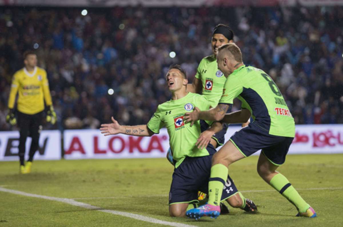 Jos&eacute; Carlos Toffolo (de rodillas) celebra el primer gol del Cruz Azul en la victoria sobre el Quer&eacute;taro. Foto: AFP