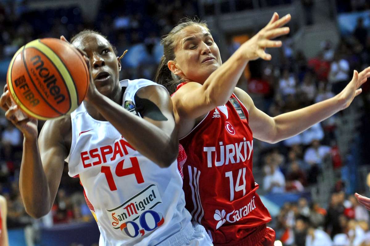 Sancho Lyttle (i.) es una de las jugadoras m&aacute;s destacadas del equipo espa&ntilde;ol. Foto: AFP