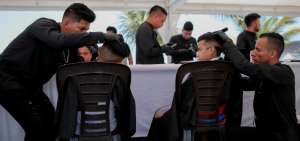 Barberos Solidarios de Manta cortan cabello a pie del mar