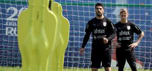 Luis Su&aacute;rez (izq.) y Guillermo Varela -seleccionados de Uruguay- realizan un ejercicio con el bal&oacute;n, en la previa del encuentro frente a Arabia Saudita.