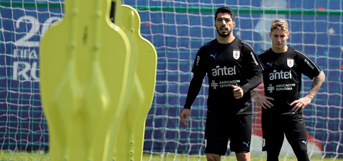 Luis Su&aacute;rez (izq.) y Guillermo Varela -seleccionados de Uruguay- realizan un ejercicio con el bal&oacute;n, en la previa del encuentro frente a Arabia Saudita.