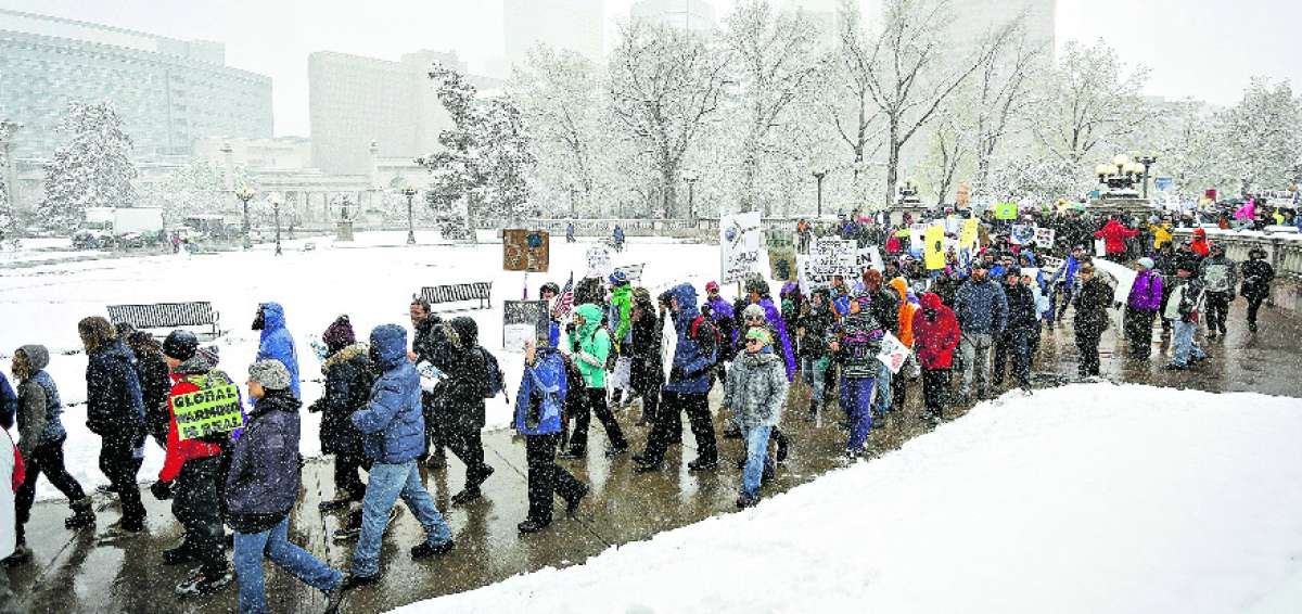 Grupos ecologistas protestaron en Denver, Estados Unidos, para que el Gobierno se comprometa a tomar acciones para disminuir el cambio clim&aacute;tico. 