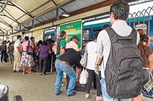 La parada Parque California, situada en el norte de Guayaquil, es una de las m&aacute;s congestionadas. Aproximadamente 20 segundos se detienen los buses para dejar y coger pasajeros. Foto: William Orellana│El Tel&eacute;grafo