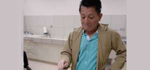 Crist&oacute;bal Pilozo, ceramista de La Pila, durante su labor de restaurador en el Fondo Arqueol&oacute;gico del Museo Antropol&oacute;gico y de Arte Contempor&aacute;neo.