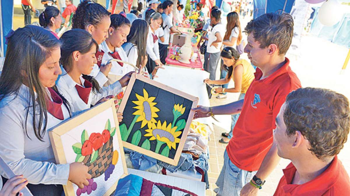 La I Feria del emprendimiento y creatividad juvenil &lsquo;Arte Invencible&rsquo; fue realizada con el fin de que los estudiantes no se vinculen con las drogas y el alcohol. Foto: Jos&eacute; Mor&aacute;n / El Tel&eacute;grafo