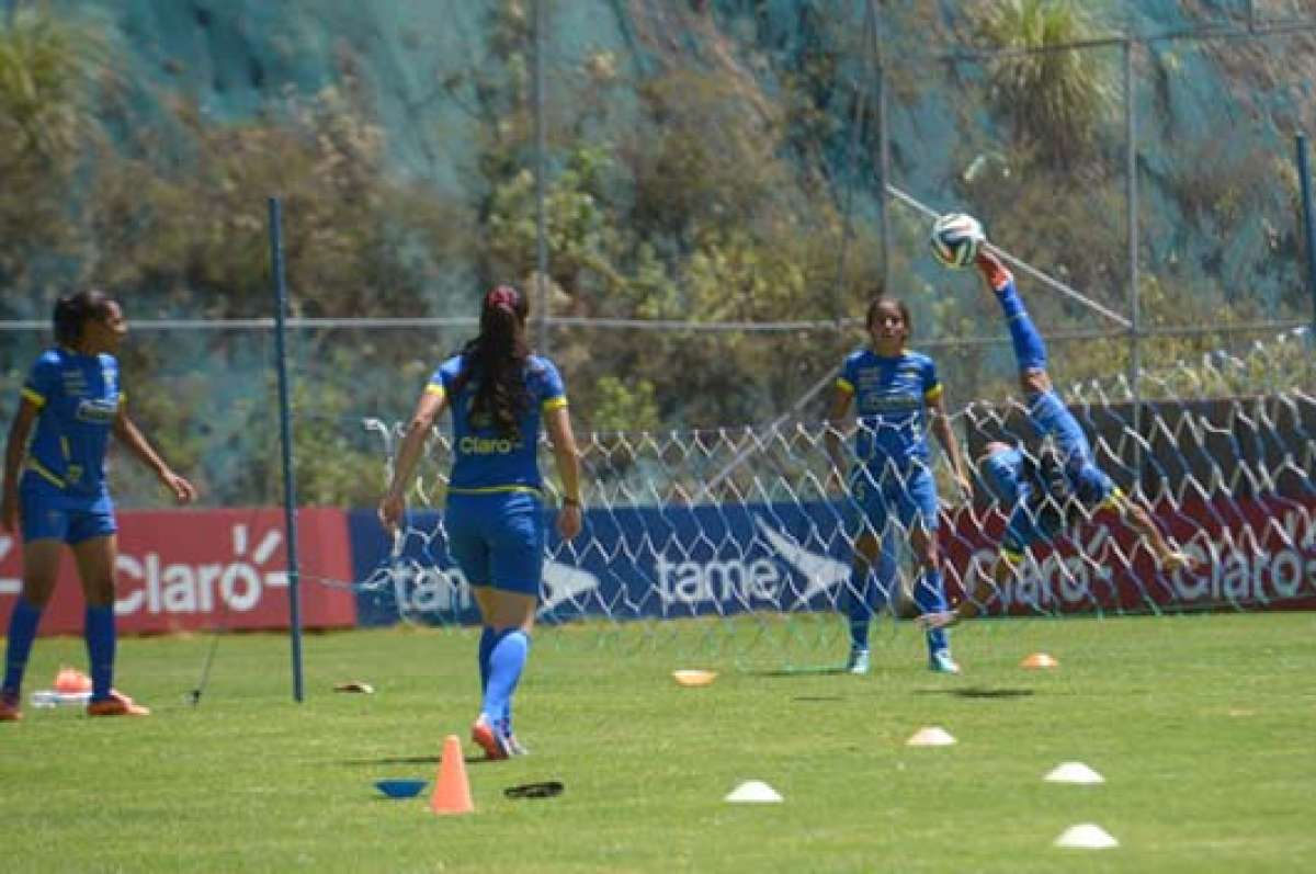 Las seleccionadas se preparar&aacute;n en la Casa de la Selecci&oacute;n, con miras al partido de ida que se disputar&aacute; el 8 de noviembre en el estadio Atahualpa. Foto: Santiago Aguirre.