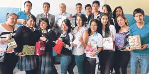 Profesores y estudiantes del Taller de Periodismo del Distrito 2, cada uno con sus regalos antes de la Navidad. Foto: Jos&eacute; Luis Llivisaca / El Tel&eacute;grafo