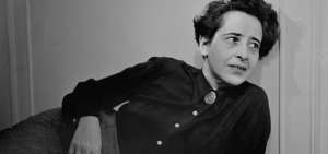 Hannah Arendt es autora de La Condici&oacute;n Humana, obra filos&oacute;fica que reflexiona sobre el estado de la humanidad en el mundo contempor&aacute;neo.