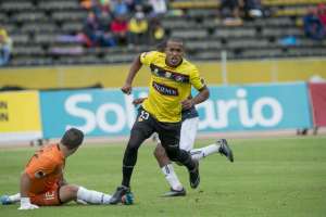 Ely Esterilla convirti&oacute; el segundo gol de Barcelona ante Liga de Loja. Foto: Archivo