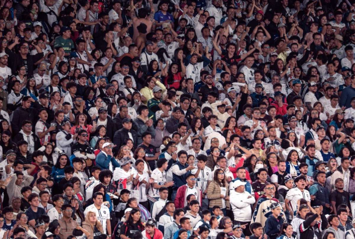 Los hinchas de Liga de Quito salieron caros a la directiva.
