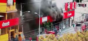 El espeso humo alert&oacute; a los moradores del sector, ubicado en la avenida Le&oacute;n Febres Cordero.