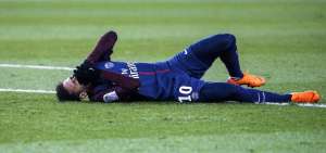 El tobillo de Neymar amenaza con torcer la temporada del PSG