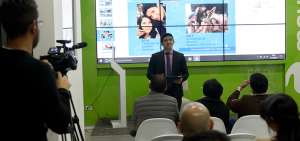 El periodista digital Christian Espinosa durante una conferencia dirigida a padres e hijos.