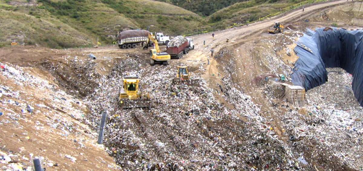 Una vez esterilizada, la basura infecciosa es depositada en sitios especiales del relleno sanitario de El Inga.