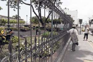 El parque San Agust&iacute;n, en Guayaquil, solo permite los ingresos desde las 07:00 hasta las 22:00, que cierra sus puertas. Foto: Miguel Castro / El Tel&eacute;grafo