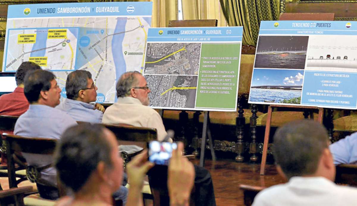 En el Sal&oacute;n de la Ciudad, en Guayaquil, se mostraron los planos de la plataforma que construir&aacute;n los alcaldes Nebot y Y&uacute;nez. Foto: Karly Torres / El Tel&eacute;grafo