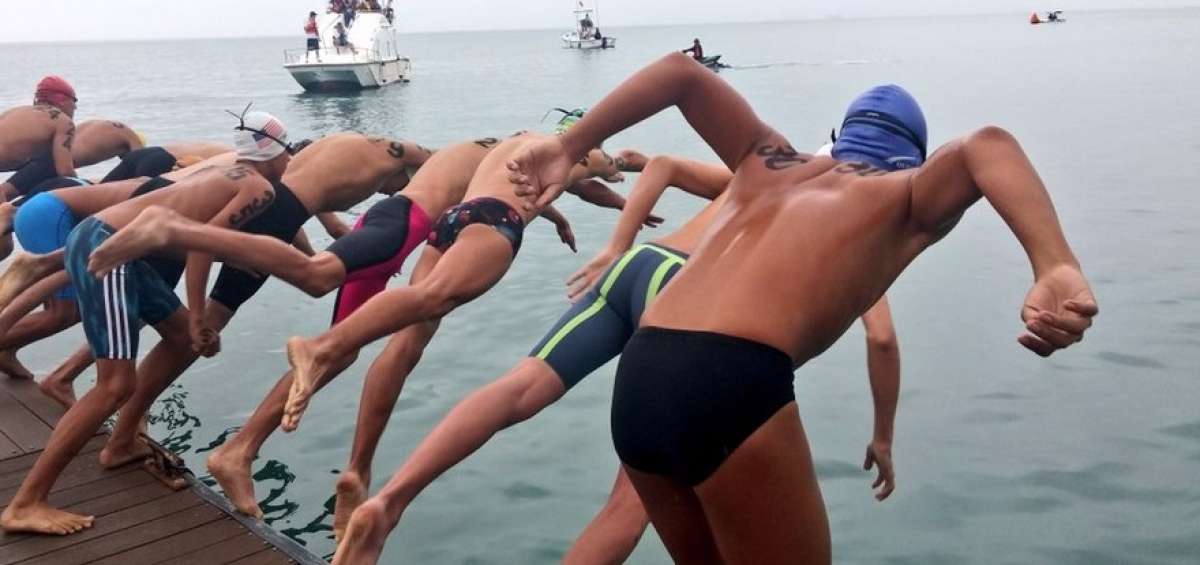 Los primeros en competir fueron los 12 braceadores prejuveniles, los cuales recorrieron 3 km de la playa.