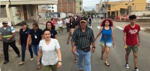 Las personas en Manta fueron llevadas desde la zona del malec&oacute;n hasta la parte alta de la ciudad.