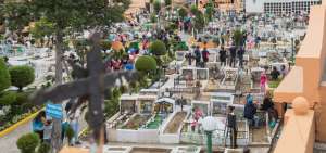 En el sur de Quito, la asistencia fue multitudinaria desde las primeras horas de este viernes 2 de noviembre, en camposantos como en La Magdalena, un lugar administrado de manera comunal por aproximadamente 2.300 personas.